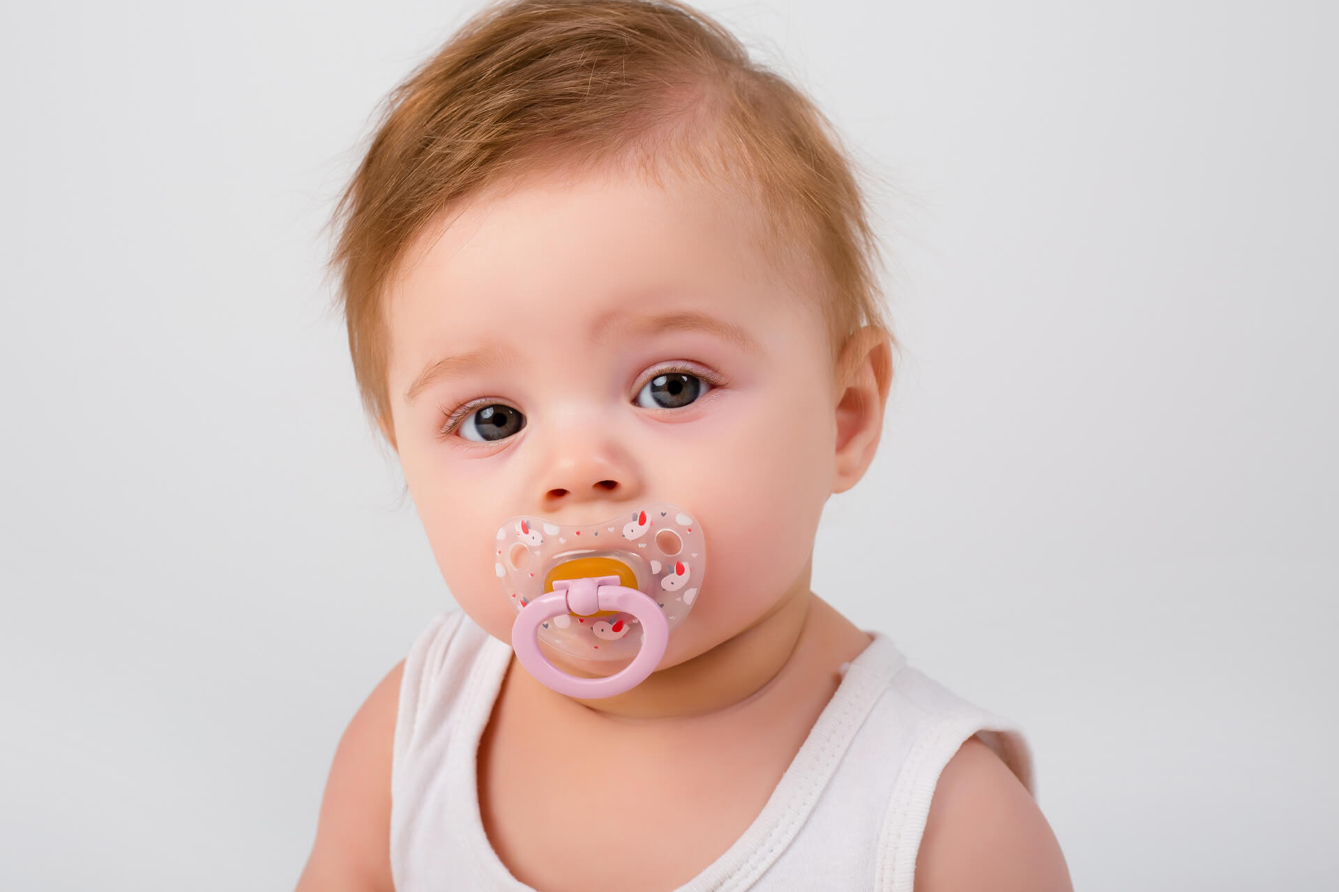 un bambino con il ciuccio