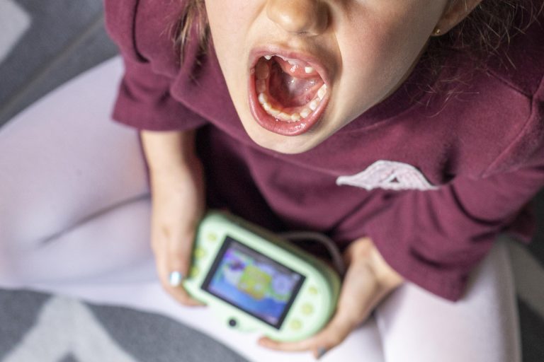 un bambino capriccioso mentre gioca ai videogiochi