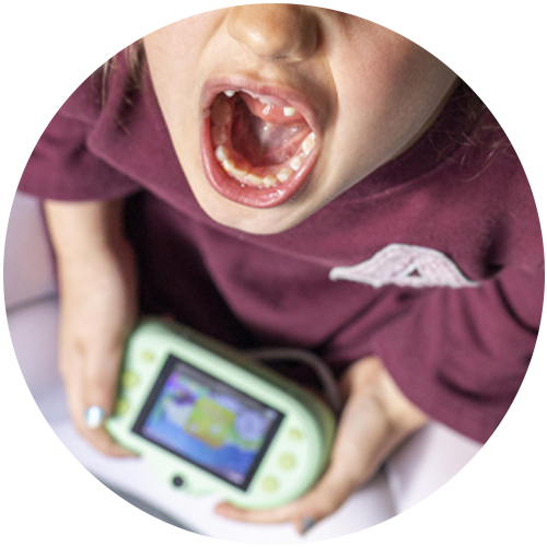 un bambino capriccioso mentre gioca ai videogiochi