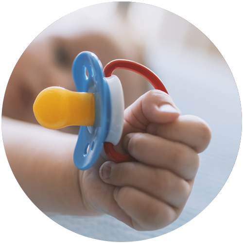 un bambino che tiene in mano il ciuccio