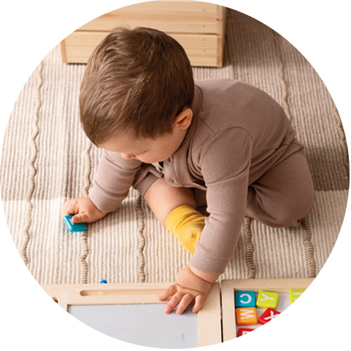 un bambino mentre gioca con dei giochi di legno